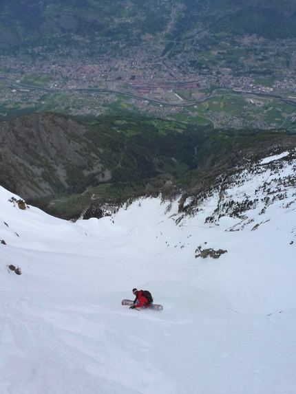 Becca di Nona, parete nord - 31/05/2013: Davide Capozzi e Julien Herry durante la prima discesa conosciuta della parete Nord di Becca di Nona (3142m) sopra Aosta.