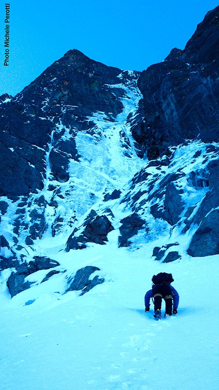 Due generazioni, Cima de Cessole, Alpi Marittime - 31/05/2013: Alessio Cerrina e Michele Perotti durante la prima salita di Due generazioni (400m, ED- (IV / 5)), Punta Est di Cima de Cessole (2950m), Alpi Marittime.