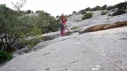 Los Compadres, Gole di Gorroppu, Sardegna - Los Compadres (325m, 5c+, Corrado Pibiri, Vincenzo Carcangiu 2013): Corrado in apertura alla S2