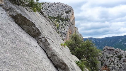 Los Compadres, Gole di Gorroppu, Sardegna - Los Compadres (325m, 5c+, Corrado Pibiri, Vincenzo Carcangiu 2013): Di fianco, la parete Sud di punta S'Iscopargiu. Sulla sfondo la SS125