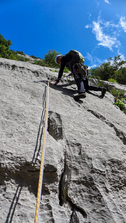 Los Compadres, Gole di Gorroppu, Sardegna - Los Compadres (325m, 5c+, Corrado Pibiri, Vincenzo Carcangiu 2013): Vincenzo sulla seconda lunghezza nel secondo giorno di apertura