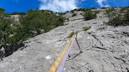 Los Compadres, Gole di Gorroppu, Sardegna - Los Compadres (325m, 5c+, Corrado Pibiri, Vincenzo Carcangiu 2013): Vincenzo alla S2
