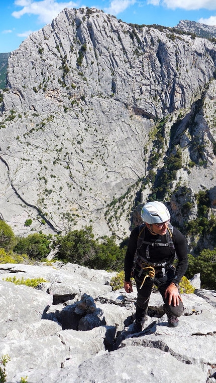 Los Compadres, Gole di Gorroppu, Sardegna - Los Compadres (325m, 5c+, Corrado Pibiri, Vincenzo Carcangiu 2013): Alla S7 in area di slego