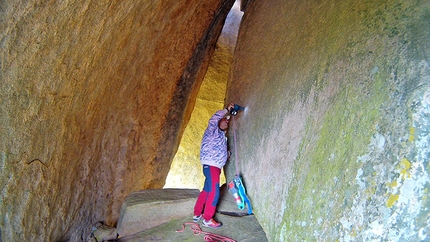 Strike - Perda asub 'e pari - Garibaldi (Sardinia) - Corrado Pibiri placing a bolt to continue the route.