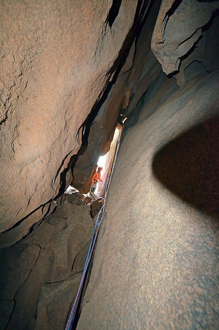 Strike - Perda asub 'e pari - Garibaldi (Sardinia) - From the second belay one can enter directly into the mountain.