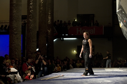 Fischhuber and Stöhr win Bouldering World Cup 1st stage in Hall