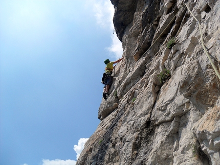 Piccole Dolomiti - Spigolo “Boschetti-Zaltron” - Sojo D’Uderle - Poco prima del caratteristico pendolo... vuoto assoluto sul filo dello spigolo