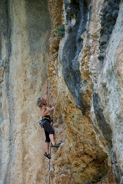 Subiaco - Elisa Perna climbing Calliphora