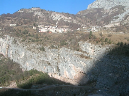 Erto - La parete di Erto e il paese di Casso.