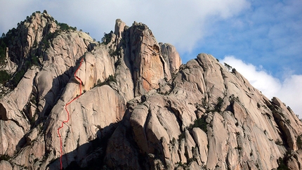 Jeef (Punta U Corbu, Bavella, Corsica) - The route line of Jeef (François & Arnaud Petit, 1992, Punta U Corbu, Bavella, Corsica)