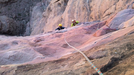 Wadi Rum - Giordania - Arrampicata e incastri a wadi Rum, nel deserto di Lawrence d’Arabia