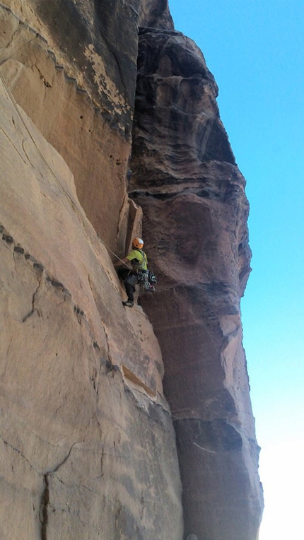 Wadi Rum - Giordania - Arrampicata e incastri a wadi Rum, nel deserto di Lawrence d’Arabia