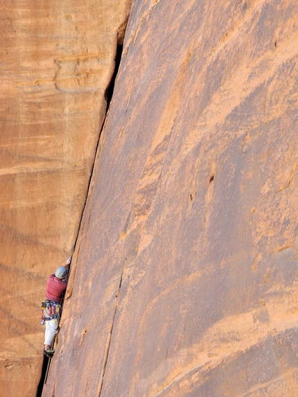 Wadi Rum - Giordania - Arrampicata e incastri a wadi Rum, nel deserto di Lawrence d’Arabia