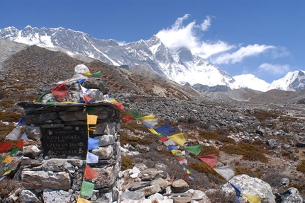 Lhotse - Lhotse, Kukuczka monuments