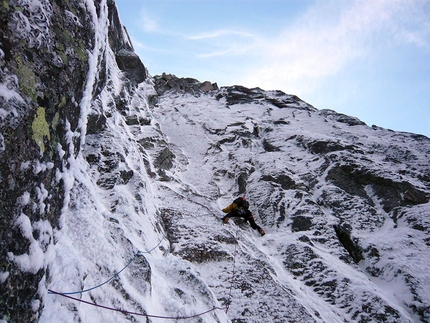 Birthright al Grands Charmoz - Primi tiri del viaggio su Birthright (Grands Charmoz, Monte Bianco)