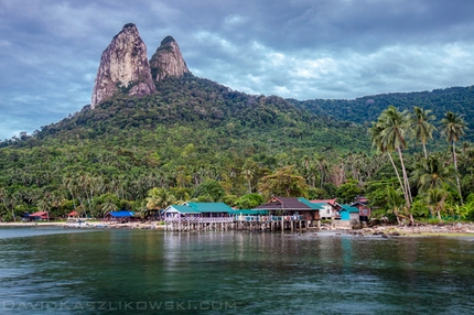 Damai Sentosa, Dragon's Horns, Malesia - Vista su Nenek Simukut (Dragons Horns) e il paese di Mukut. La torre sud offre vie fino a 300m in altezza.