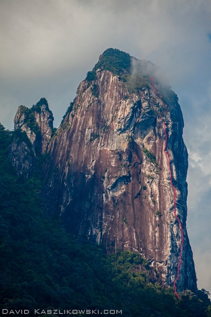 Damai Sentosa, Dragon's Horns, Malaysia - The route line of Damai Sentosa (2013) close to Batu Naga  (2011) established in April 2013 by Stephanie Bodet, Yong Liu, Arnaud Petit, David Kashlikowski and Tam Khairudin Haja