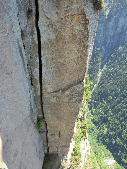 Brothers in Arms - Parete di Osogna (Ticino, Svizzera) - La fessura di L4 su Brothers in Arms