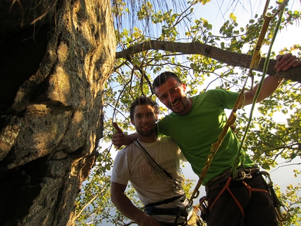 Brothers in Arms - Parete di Osogna (Ticino, Svizzera) - David Bacci e Davide Mazzucchelli in cima