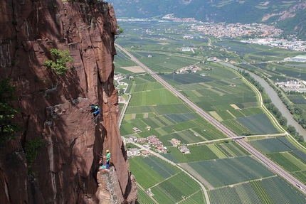 Cojote, Martin & Florian Riegler - Cojote (100m, 7a max), una nuova via interamente su fessura sulle Pareti di Monticolo (Bolzano, Sud Tirolo).