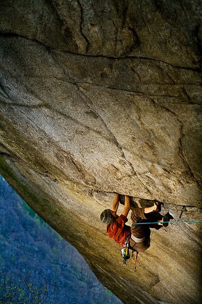 Nicolas Favresse - Nicolas Favresse durante la prima ripetizione di Greenspit, 8b+, Valle dell'Orco