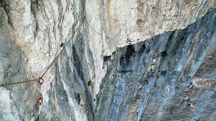 L'Uovo di Colombo, Monte Brentino, Val d'Adige - Rolando Larcher & Herman Zanetti 06/2013: Herman on pitch three