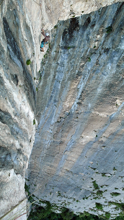 L'Uovo di Colombo, Monte Brentino, Val d'Adige - Rolando Larcher & Herman Zanetti 06/2013: Herman on pitch three