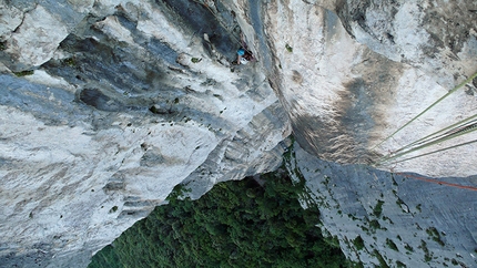 L'Uovo di Colombo, Monte Brentino, Val d'Adige - Rolando Larcher & Herman Zanetti 06/2013: Herman on pitch four