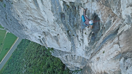 L'Uovo di Colombo, Monte Brentino, Val d'Adige - Rolando Larcher & Herman Zanetti 06/2013: Herman on pitch four