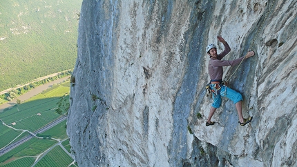 L'Uovo di Colombo, Monte Brentino, Val d'Adige - Rolando Larcher & Herman Zanetti 06/2013: Herman sul quarto tiro