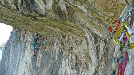 L'Uovo di Colombo, Monte Brentino, Val d'Adige - Rolando Larcher & Herman Zanetti 06/2013: Herman in apertura del quinto tiro soft