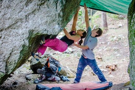 Val Malenco - Caroline Ciavaldini su Petomane 7C, assieme a James Pearson durante il Melloblocco 2013

e James Pearson al Melloblocco 2013