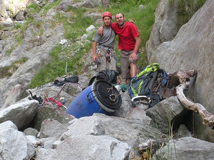 Ribelli per Amore - Valegg della Rozzera - Val Verzasca - Alberto Bassini e Tommaso Salvadori alla fine del cantiere