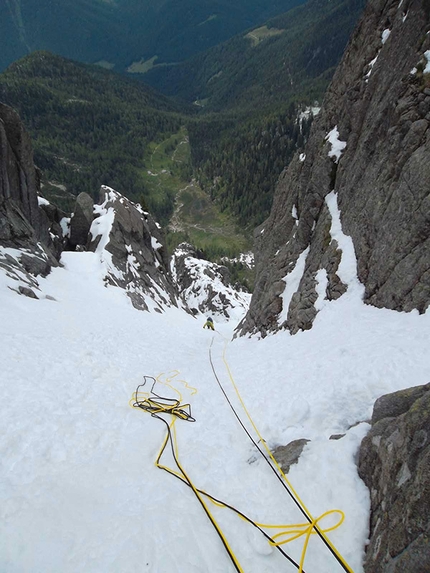 Cima Caldenave, Cime di Rava - 29/06/2013: Paolo Michielini e Alessia Savio durante la salita di Canalone del Frate, Caldenave 2442m (Gruppo delle Cime di Rava, TN).