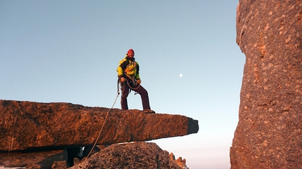 Traversata Integrale Gran Paradiso - Ogni sasso merita una foto. Luce e panorama incantevoli sulla traversata integrale Gran Paradiso