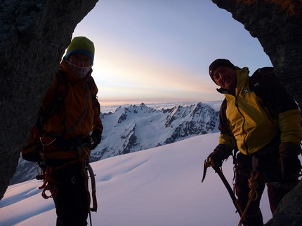 Traversata Integrale Gran Paradiso - La conformazione della roccia e il panorama regalano continue sorprese