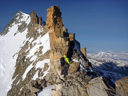 Traversata Integrale Gran Paradiso - Torrioni rossastri... un po' si arrampica e un po' si aggira!