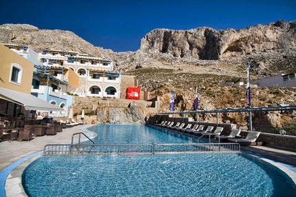 The North Face Kalymnos Climbing Festival - Elena Village a Masouri, il campo base del The North Face Kalymnos Climbing Festival. Nello sfondo i settori Spartacus, Spartan Wall, Afternoon, Grande Grotta, Panorama.