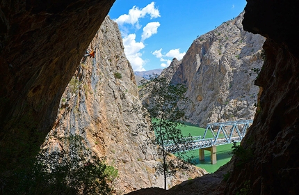 Kemaliye International Outdoor Sport Festival - Maurizio Oviglia on Just in case, at the new crag Bridge Cave.