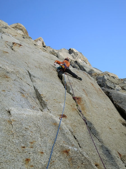 Gargoyle & Tooth Traverse, Alaska - Seguendo le fessure iniziali di 