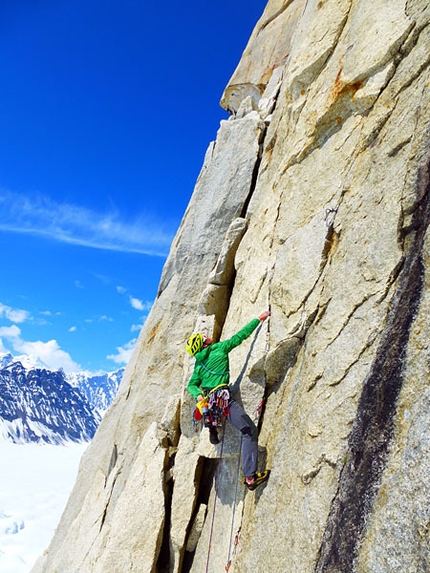 Gargoyle & Tooth Traverse, Alaska - Climbing in the middle part of the route Beauty and the Beast