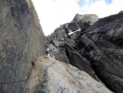 Gargoyle & Tooth Traverse, Alaska - La parte alta della via, ancora bagnata e piena di neve