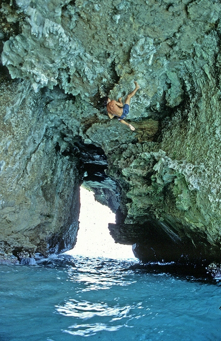 Arrampicata in Sardegna: news 3 - Oscar Brambilla, pioniere del DWS in sardegna, a Cala Luna su Figlio delle Dee, 7b