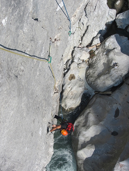 Via del Guerriero, Gola del Limarò - Via del Guerriero, Gola del Limarò: il primo tiro sul torrente