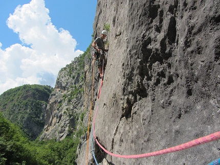 Via del Guerriero, Gola del Limarò - Via del Guerriero, Gola del Limarò: placca sul secondo tiro