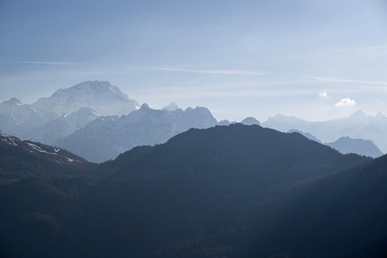 Valmalenco - Zoia Bassa, Valmalenco: Veduta dalle falesie con Disgrazia 3678m sullo sfondo