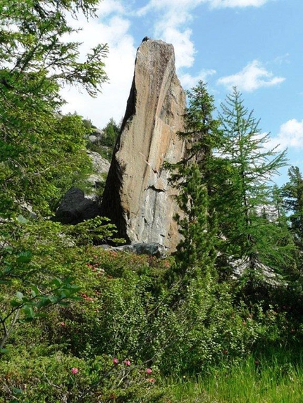 Memorial Bruseghini, Val Malenco - Zoia ... area bouldering, high ball
