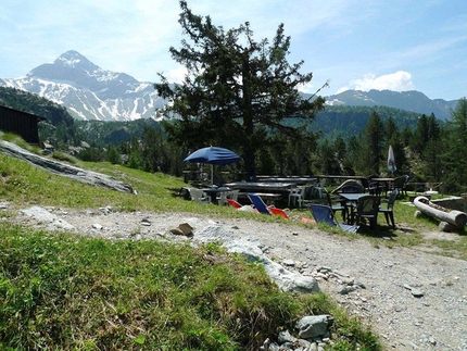 Memorial Bruseghini, Val Malenco - Rifugio Zoia - sullo sfondo il Pizzo Scalino 3323m