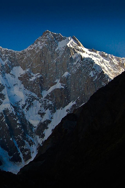 Kunyang Chhish East - La formidabile parete SO del Kunyang Chhish East nel Karakorum, salito da Simon Anthamatten, Hansjörg Auer e Matthias Auer nel luglio 2013.