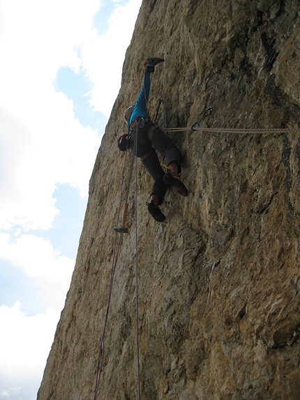 Lisetta, Col dei Bos, Fanis, Dolomiti - Via Lisetta, Col dei Bos, Dolomiti: Andrea Simonini in apertura sul terzo tiro